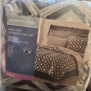 Black and White Complete Bed Set